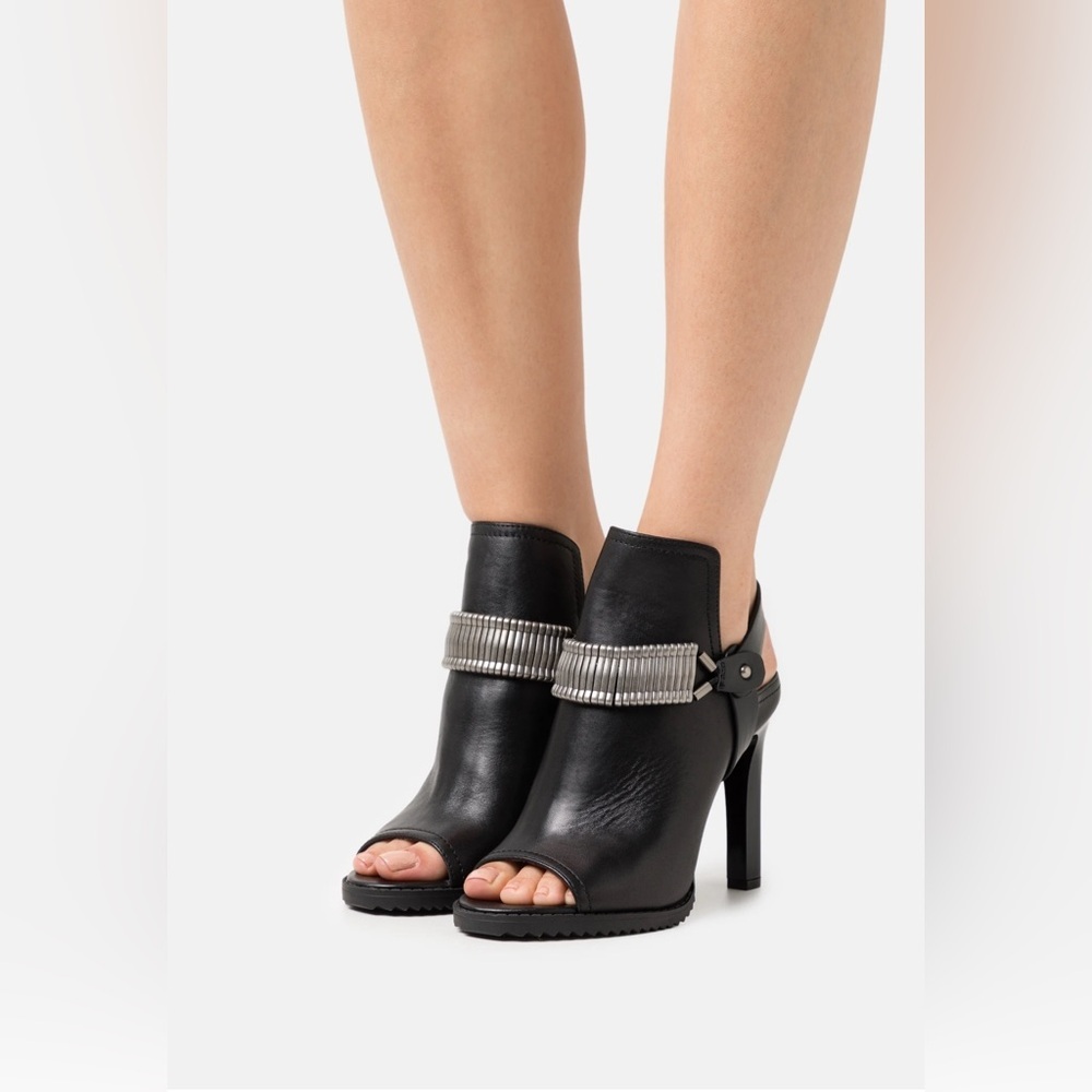 DKNY Black Leather Bina Peep-Toe Slingback Sandal 2/ Metal Hardware Detail-Sz 6